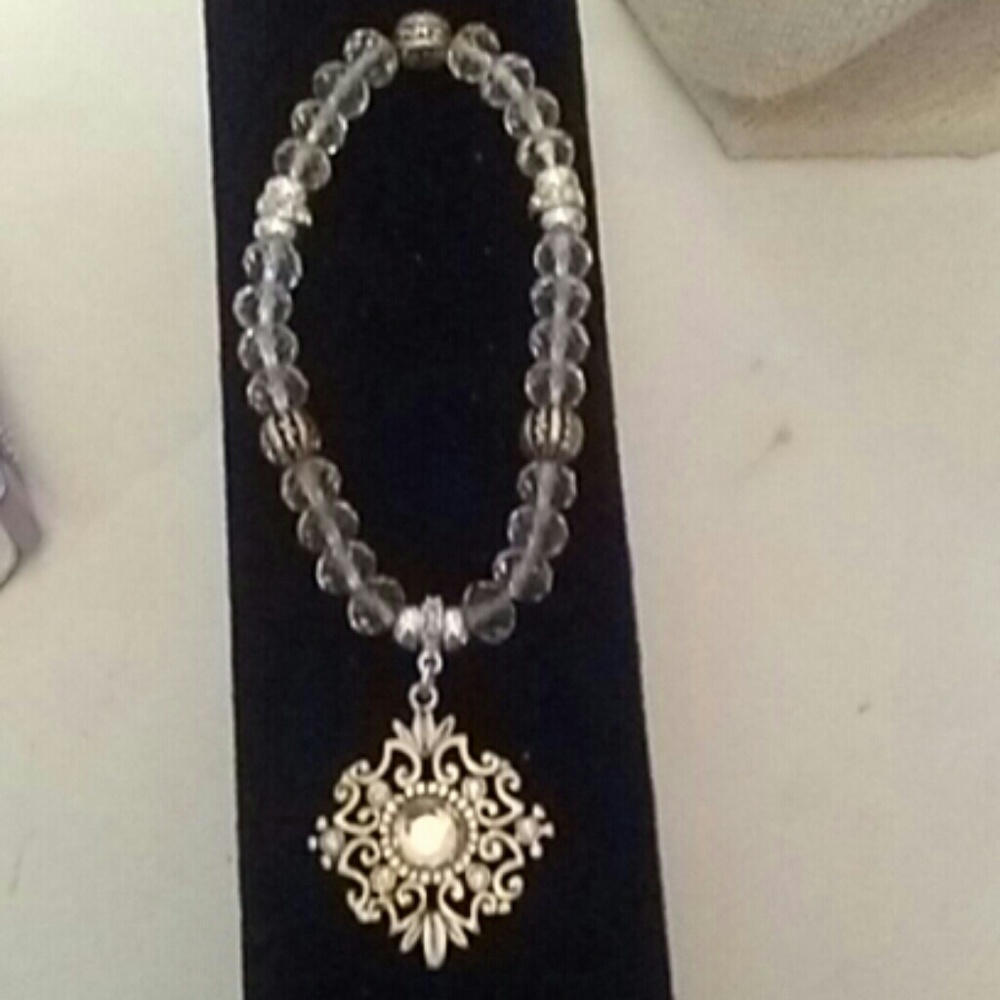 BEAUTIFUL CLEAR BEADED BRACELET